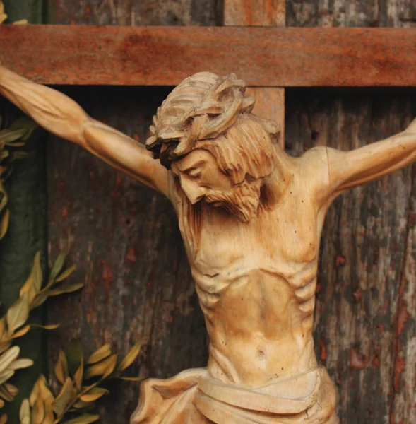 钉在十字架上的耶稣基督 (木制雕像) — 图库照片