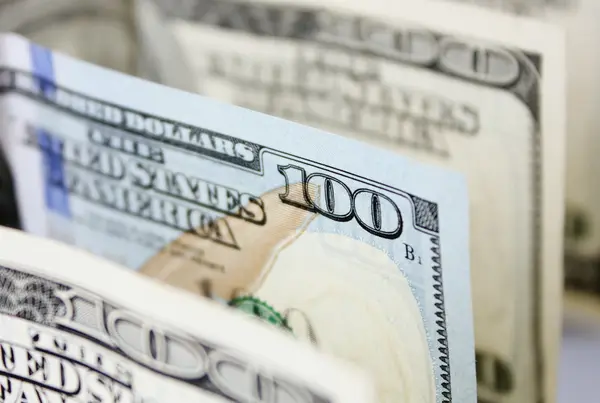 Typ een nieuwe honderd dollar bankbiljet onder oude — Stockfoto