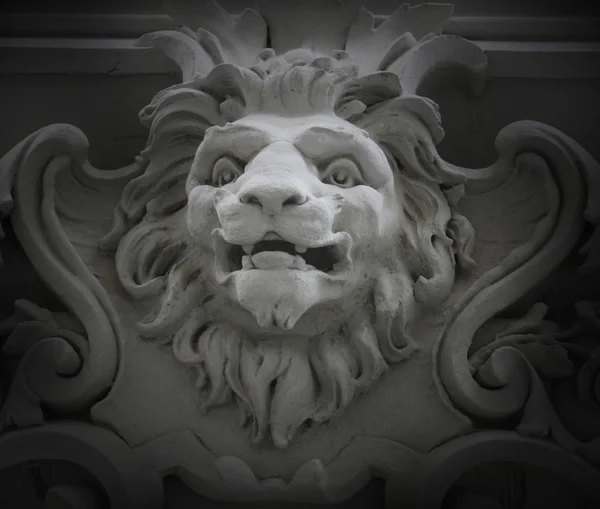 Sculpture of a lion as a symbol of strength and greatness — Stock Photo, Image