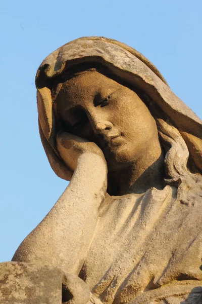 Estatua de la mujer en la tumba como símbolo de depresión y dolor —  Fotos de Stock