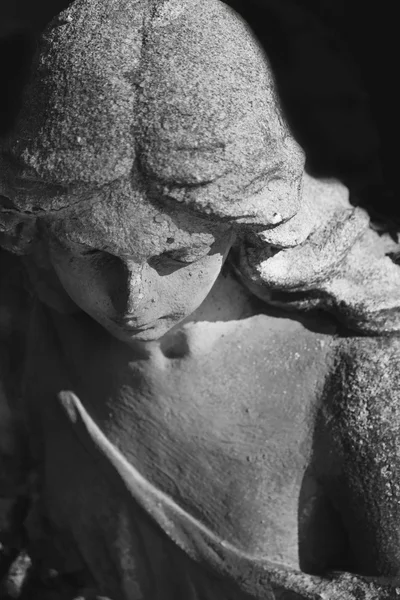 Bir mezarlık siyah bac karşı üzgün bir melek Vintage görüntüsü — Stok fotoğraf