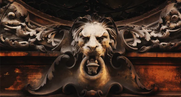 Sculpture of a lion as a symbol of strength and greatness — Stock Photo, Image