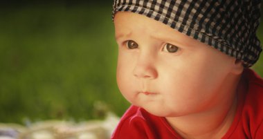 Bebek yeşil çimenlerin üzerinde