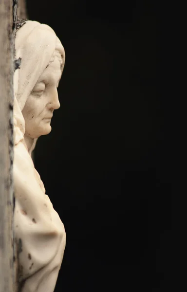 Statua in marmo di donna sulla tomba — Foto Stock