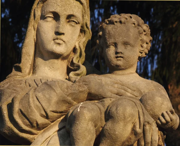 Estatua de plata de la Virgen María con el bebé Jesucristo en h —  Fotos de Stock