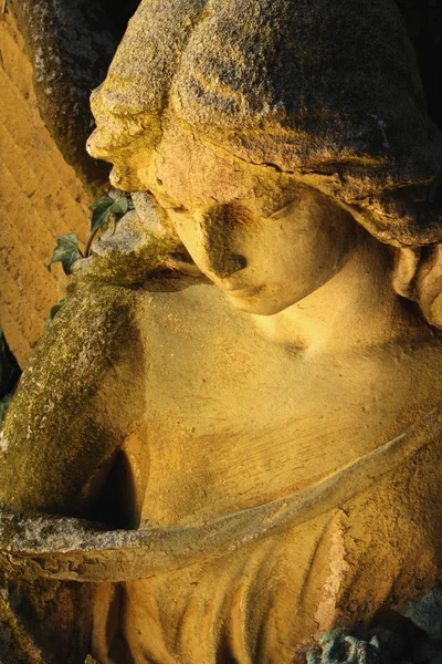 Anjo de ouro na luz do sol (estátua antiga ) — Fotografia de Stock