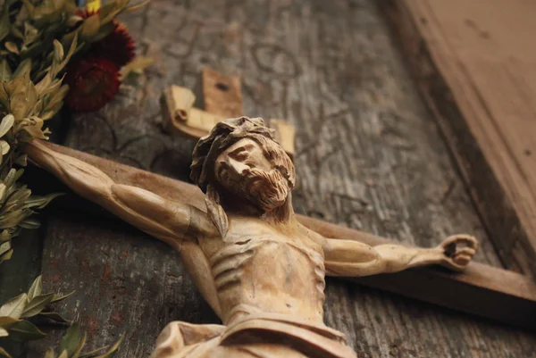 Jesus Cristo crucificado (uma escultura de madeira ) — Fotografia de Stock