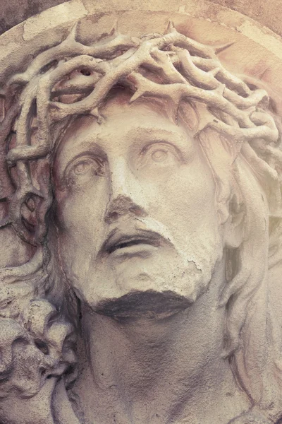 Cerrar estatua dramática de Jesucristo crucificado (estilo vinta — Foto de Stock