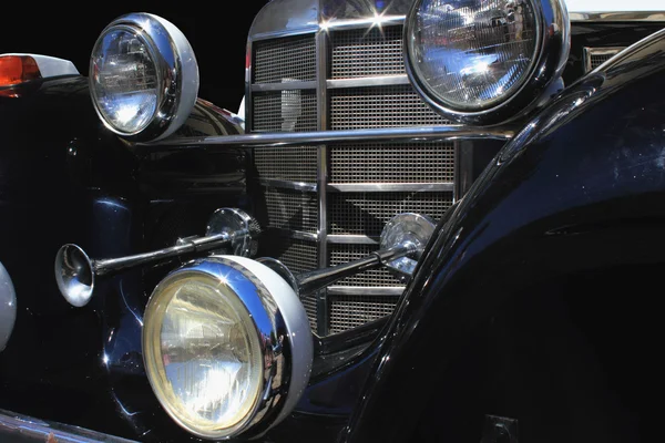 Front headlights and grille of a restored retro car, close up fr — Stock Photo, Image