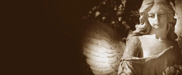 Skulptur av en vacker ängel på mörk bakgrund (stylade retro — Stockfoto