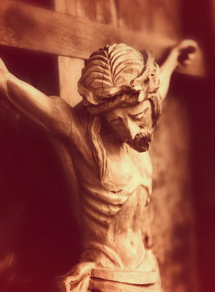 Keresztre feszített Jézus Krisztus (egy régi fából készült szobor) — Stock Fotó