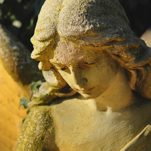 Ángel triste (estatua antigua ) — Foto de Stock