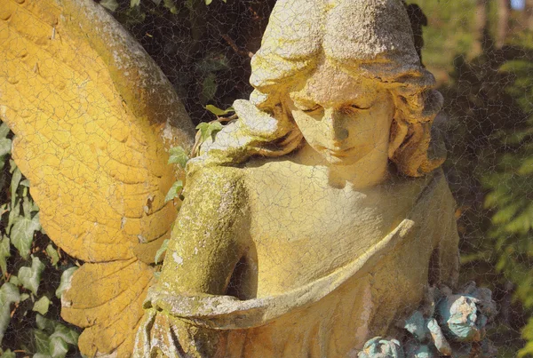 Vintage bild av en sorglig ängel på en kyrkogård mot bak Royaltyfria Stockbilder
