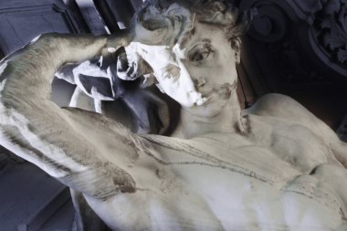  Yunan mitolojisinde (Phoebus - Roma mitolojisinde Tanrı Apollon)