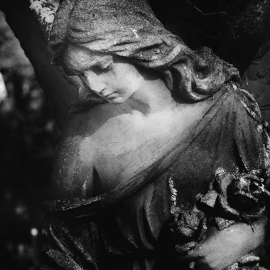 Adam karşı bir mezarlık üzücü bir melek Vintage görüntüsü