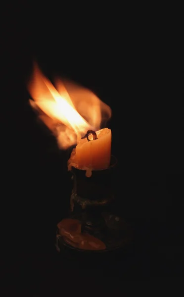 Vela de fuego sobre un fondo oscuro — Foto de Stock