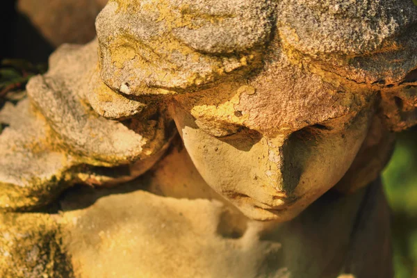 Imagen vintage de un ángel triste en un cementerio (fragmento ) — Foto de Stock