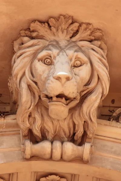 Скульптура лева як символ сили і величі — стокове фото