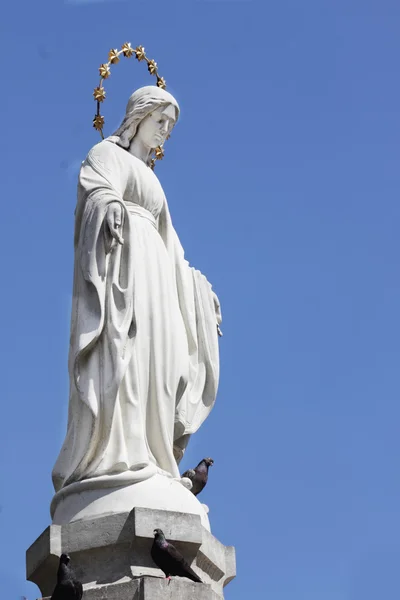 Staty av jungfru Maria — Stockfoto