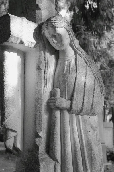 Estatua de la Virgen María con el niño Jesucristo en sus brazos —  Fotos de Stock