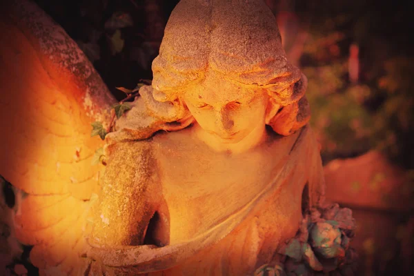 Anjo de ouro na luz do sol (estátua antiga ) — Fotografia de Stock