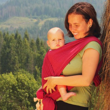 Anne bebeğini taşıyan bir askı içinde