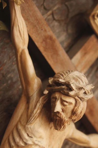 Jésus Christ crucifié (une ancienne sculpture en bois ) — Photo