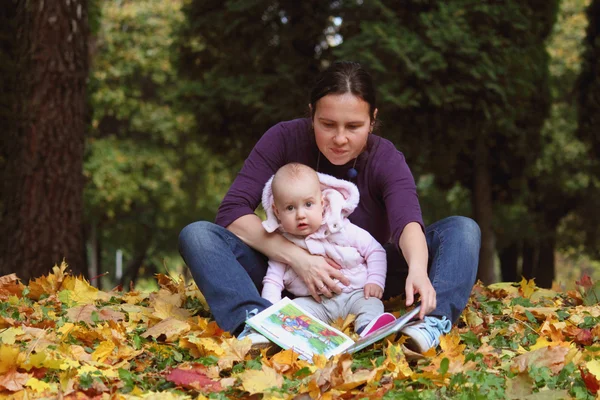 Baby with mother read the book — Stock Photo, Image