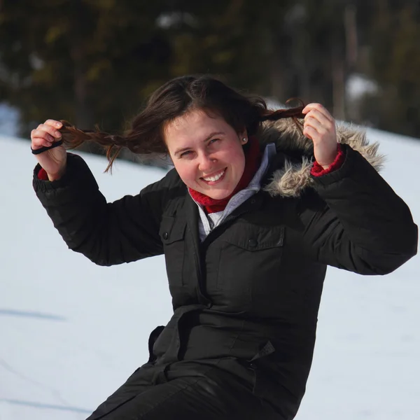 Mulher bonita engraçada na montanha nevada — Fotografia de Stock