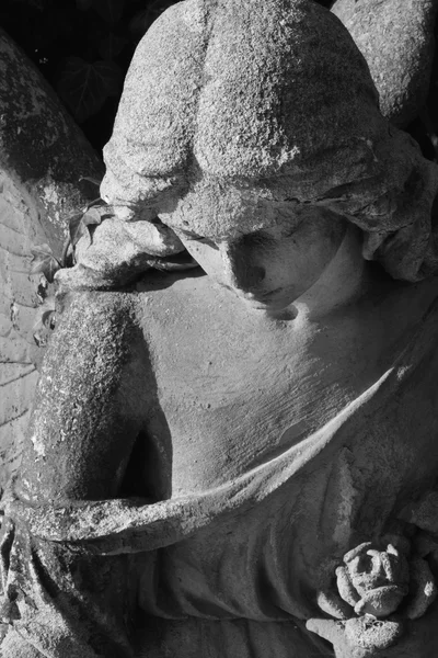 Bild eines traurigen Engels auf einem Friedhof — Stockfoto
