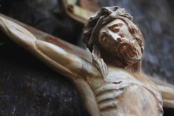 Jezus Christus gekruisigd (een oude houten sculptuur) — Stockfoto