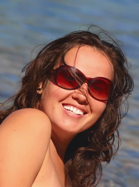 Gelukkig en lachende vrouw op de achtergrond van de zee — Stockfoto