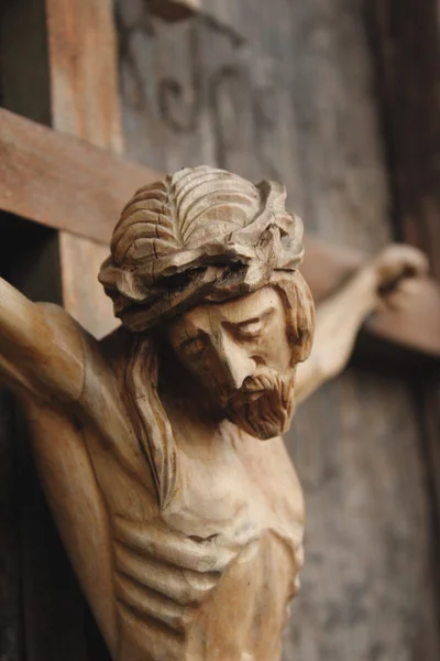 Jezus Christus gekruisigd (een oude houten sculptuur) — Stockfoto