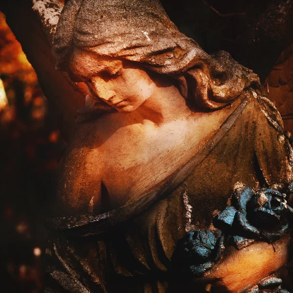 Escultura de um anjo com fundo escuro — Fotografia de Stock