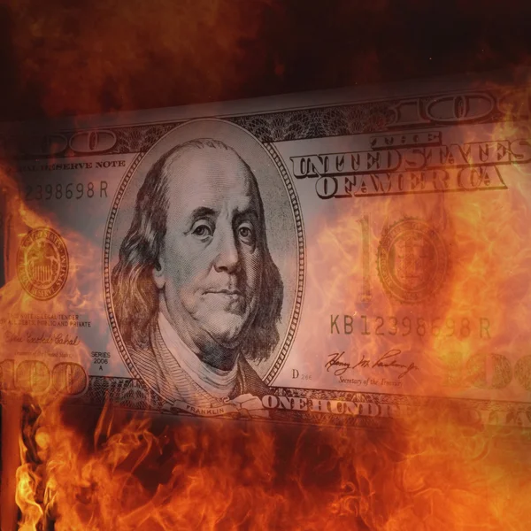 世界金融危机的一个象征燃烧美元的钞票 — 图库照片