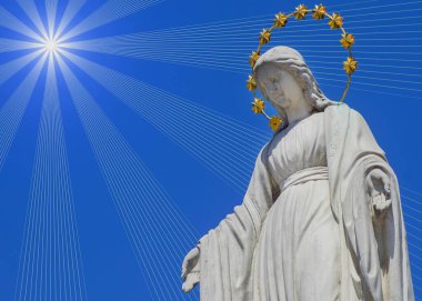 Güneşin ışınlarında cennetin kraliçesi Meryem Ana. Yatay resim.