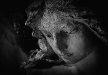 Güzel melek. Siyah beyaz görüntü. Antik bir heykelin parçası.