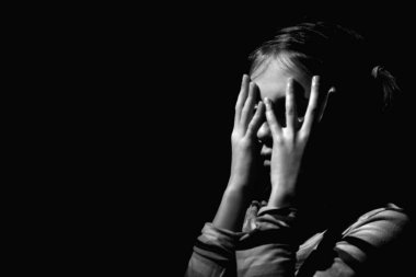 Stresli, mutsuz genç kız portresi ağlıyor ve yorgun ya da depresif hissediyor. Siyah beyaz görüntü. Metin veya tasarım için boşluk kopyala.