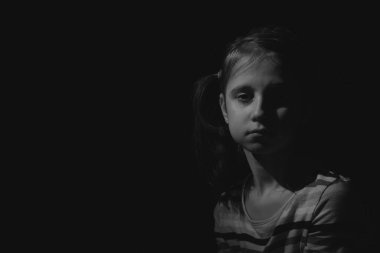 Kavramsal fotoğraf: cihazların bir çocuk üzerindeki olumsuz etkisi. Küçük bir kız dizüstü bilgisayarda oyun oynuyor, bu da onu heyecanlandırıyor ve gerçek hayata odaklanamıyor..