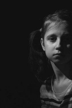 Ağlayan, bitkin hisseden ya da yalnız başına depresyona giren mutsuz genç kız portresi. Siyah beyaz görüntü. Uzayı kopyala Dikey resim.