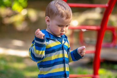 Kavramsal görüntü: Mutlu çocukluk. Bir çocuk oyun parkındaki slaytta mutlu bir şekilde koşar..