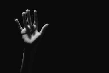 Yardım edin!! Yardıma ihtiyacı olan bir insanın kavramsal fotoğrafı. Tasarım için alanı kopyala. Siyah ve beyaz resim.