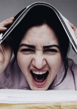 Ofiste bir sürü belgeyle tek başına çalışmak. Kötü sonuçlar için bağırıp çağırıyorlar. Saldırganlık, öfke, hüsran konsepti.