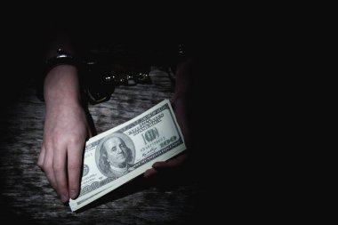 Kavramsal fotoğraf: cihazların bir çocuk üzerindeki olumsuz etkisi. Küçük bir kız dizüstü bilgisayarda oyun oynuyor, bu da onu heyecanlandırıyor ve gerçek hayata odaklanamıyor..