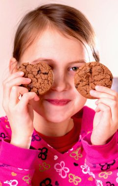 Lezzetli çikolatalı keki olan güzel kız. Dikey resim.