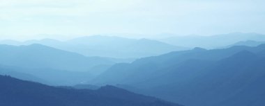 Sabah mavi dağ manzarasının güzel manzarası. 