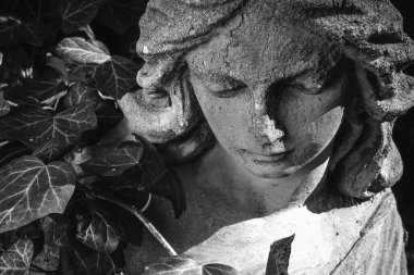 Üzgün melek. Eski bir heykel parçası. Siyah ve beyaz resim.