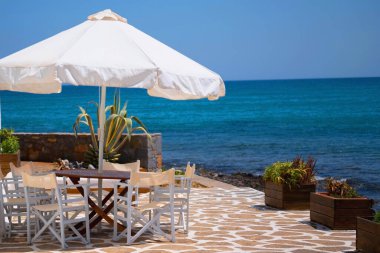 Deniz kıyısında bir kafe. Yaz tatili, tatil, seyahat konsepti.