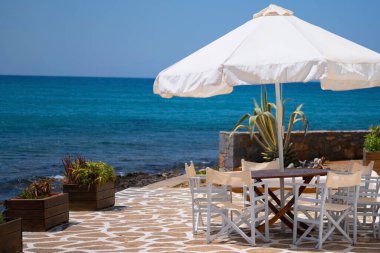 Deniz kıyısında bir kafe. Yaz tatili, tatil, seyahat konsepti. Tasarım için alanı kopyala