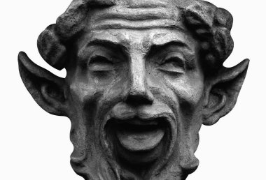 Beyaz arka plana karşı Faunus 'un antik heykeli. Doğanın, doğanın ve kırsal müziğin tanrıları. Bir keçinin kıçı, bacakları ve boynuzları vardı. Kapat..